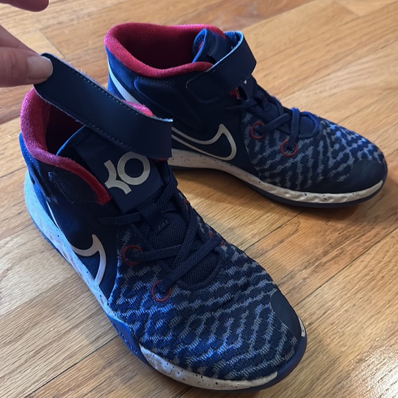 Nike Hightop Tennis shoes, Like New/Worn twice Youth size 3 - Picture 2 of 7